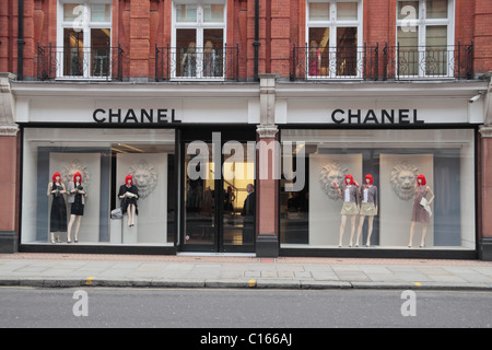 La devanture de la boutique Chanel mode sur Sloane Street, Londres, Angleterre, SW1. Banque D'Images