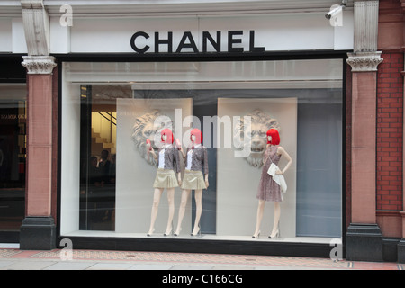 Affichage d'une fenêtre de la boutique Chanel mode sur Sloane Street, Londres, Angleterre, SW1. Banque D'Images