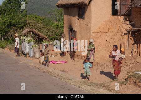 Maison et famille vivant aux côtés de la RN7 l'autoroute près de Fianarantsoa. Le sud de Madagascar. Banque D'Images