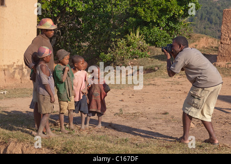 Photographe malgache à partir de la capitale, Antananarivo, photographier un père et fils, près de Fianarantsoa, le sud de Madagascar. Banque D'Images