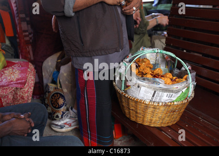 Vendeur de collations dans un train, au Sri Lanka Banque D'Images