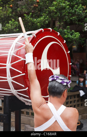 Le batteur japonais Taiko effectue au Centre Epcot, Walt Disney World Resort, Orlando, Floride Banque D'Images