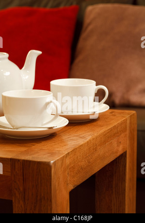 Détail d'une maison moderne intérieur avec table à café, Théière et tasses Banque D'Images