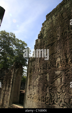 Bas-relief dans la galerie extérieure du Bayon, un temple situé à l'intérieur de la cité royale d'Angkor Thom, Parc archéologique d'Angkor. Banque D'Images