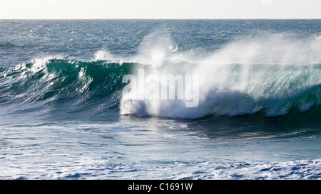 Les mers de l'Atlantique avec de grosses vagues se briser sur la plage à Ajuy sur l'île canarienne de Fuerteventura Banque D'Images