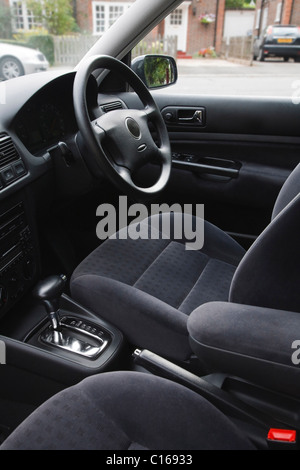 L'intérieur d'une voiture européenne avec transmission automatique et sièges en tissu velours gris Banque D'Images