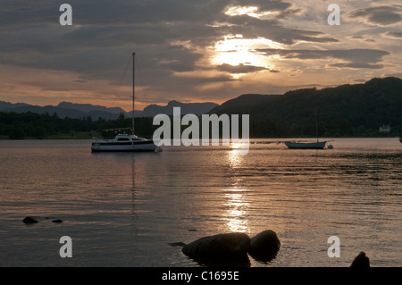 Vue ouest de coucher de soleil sur le lac de Windermere Holme Crag près de Waterhead Banque D'Images