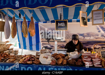 L'homme à viandes vente marché du samedi matin à Estremoz, Portugal Banque D'Images