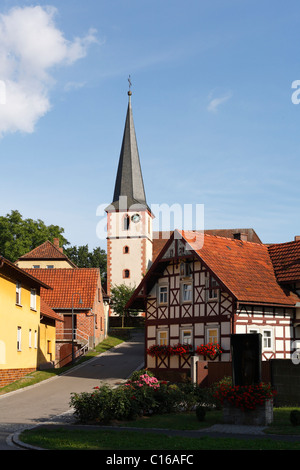 Maison à colombages et une église, Breitensee, Herbstadt municipalité, Roehn-grabfeld, Hassberge, Bavière/Thuringe Banque D'Images