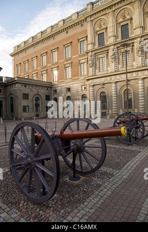 Cannon dans la cour intérieure de la Cité Royale Palace, Stockholm, Suède, Scandinavie, Europe Banque D'Images