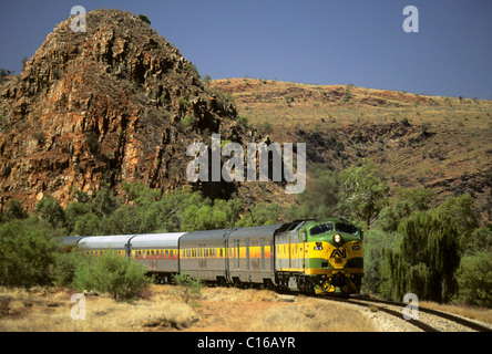 Train de la ligne de chemin de fer 'The Ghan' près d'Alice Springs, Red Centre, territoire du Nord, Australie Banque D'Images