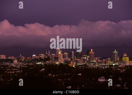 L'horizon de Brisbane à la tombée de la nuit, heure bleue, Queensland, Australie Banque D'Images