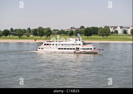 Le manœuvre, navire à passagers sur le Rhin par Düsseldorf, Rhénanie du Nord-Westphalie, Allemagne, Europe Banque D'Images