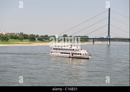 Le manœuvre, navire à passagers sur le Rhin par Düsseldorf, Rhénanie du Nord-Westphalie, Allemagne, Europe Banque D'Images