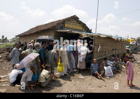 Les habitants des bidonvilles attendent devant une clinique dirigée par des organisations d'aide Howrah South Point et Aerzte fuer die Banque D'Images