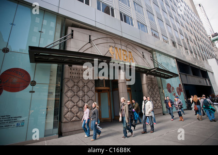 Fermé le magasin NBA sur Fifth Ave. dans Manhattan à New York Banque D'Images