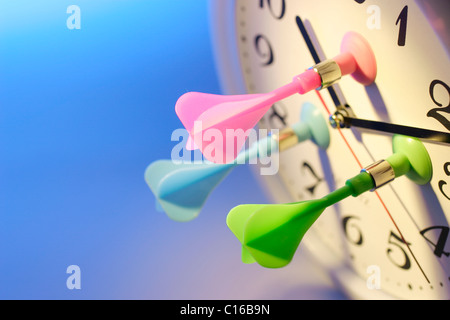 Fléchettes sur horloge Banque D'Images