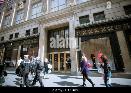 Les piétons à l'extérieur de Saks Fifth Avenue à New York, le samedi, 5 mars 2011. (© Richard B. Levine) Banque D'Images