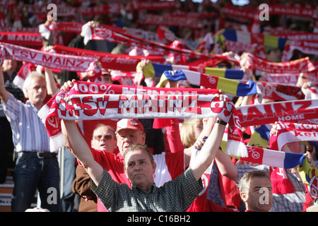 Fans de FSV Mainz 05 montrant leurs écharpes de l'équipe Banque D'Images