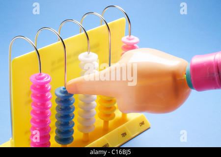 La main en plastique avec children's abacus Banque D'Images