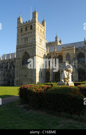 Statue du théologien anglican Richard Hooker en face de la cathédrale Saint-Pierre, l'Exeter, Angleterre, Grande-Bretagne, Europe Banque D'Images