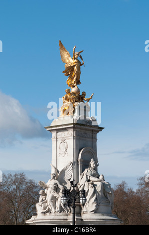 Statues sur la Victoria Memorial à l'extérieur de Buckingham Palace à Londres, Angleterre Banque D'Images