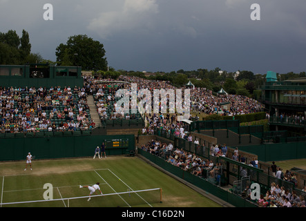 Fans regarder sur grand écran et les tribunaux extérieurs à Wimbledon. Londres, Angleterre. Banque D'Images