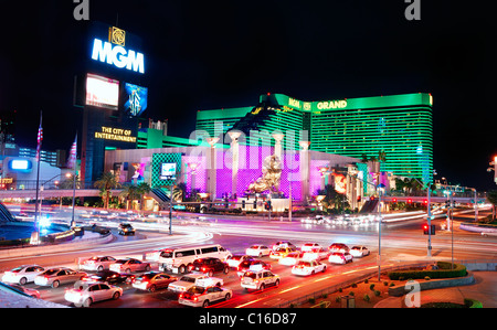 MGM Grand Hotel à Las Vegas de nuit avec majesté du lion et le trafic important, le 4 mars 2010 à Las Vegas, Nevada. Banque D'Images