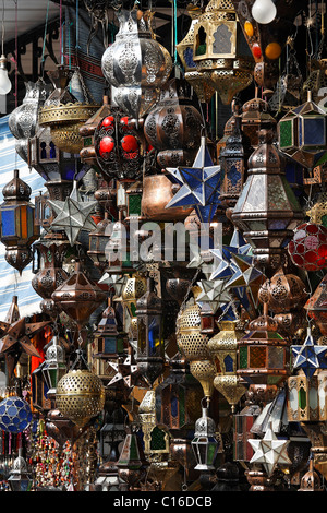 Boutique avec des lampes marocaines traditionnelles de nombreuses formes, souk, Marrakech, Maroc, Afrique du Nord Banque D'Images