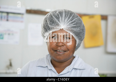 Femme dans la cantine, cuisine de la raffinerie et zone portuaire de la mine de nickel de Ramu, compagnie minière chinoise, Basamuk Banque D'Images