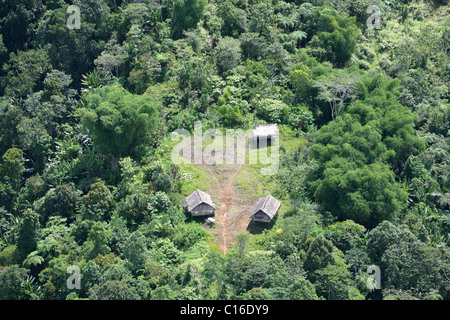 Stilit maisons de la Highland, vue aérienne, entre Madang et Goroka, Papouasie-Nouvelle-Guinée, la Mélanésie Banque D'Images