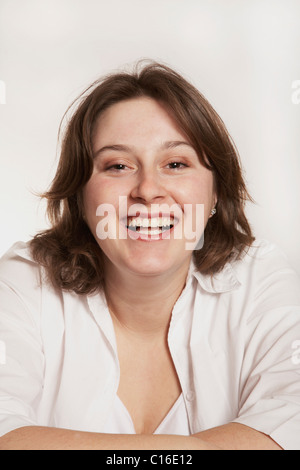 Young woman smiling at the camera Banque D'Images