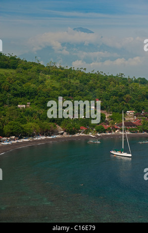 Belle Jemeluk Bay dans la région d'AMED à l'Est de Bali, Indonésie, est un village de pêcheurs et touristique parfait pour la plongée. Banque D'Images