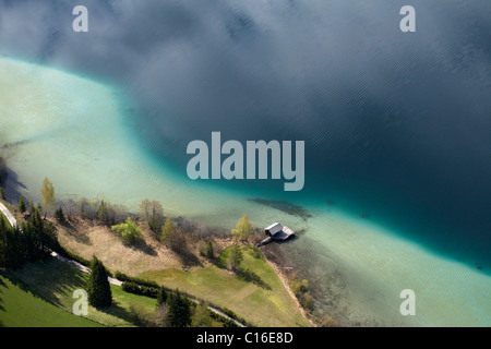 Cabane bateau sur le lac Weissensee, vue aérienne, Carinthie, Autriche, Europa Banque D'Images
