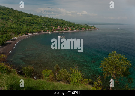 Belle Jemeluk Bay dans la région d'AMED à l'Est de Bali, Indonésie, est un village de pêcheurs et touristique parfait pour la plongée. Banque D'Images