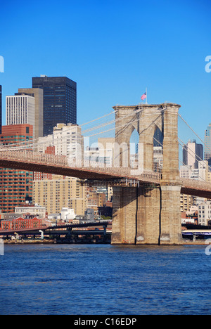 New York City Pont de Brooklyn à Manhattan libre avec des gratte-ciel et sur les toits de la ville sur le fleuve Hudson. Banque D'Images