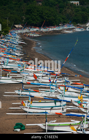 Jemeluk Bay dans la région d'Amed de Bali, Indonésie, est plein de bateaux de pêche traditionnels, appelés Jukung attendent d'aller au travail. Banque D'Images