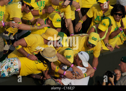 Lleyton Hewitt, l'Australie, avec les fanatiques à l'All England Lawn Tennis Championships, Wimbledon. Banque D'Images