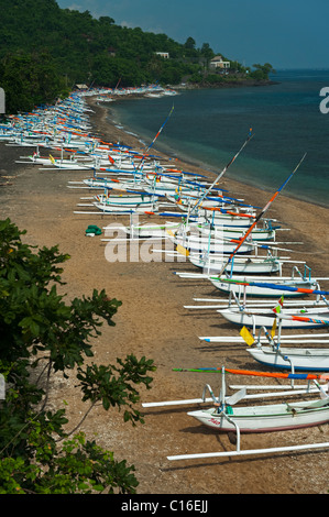 Jemeluk Bay dans la région d'Amed de Bali, Indonésie, est plein de bateaux de pêche traditionnels, appelés Jukung attendent d'aller au travail. Banque D'Images