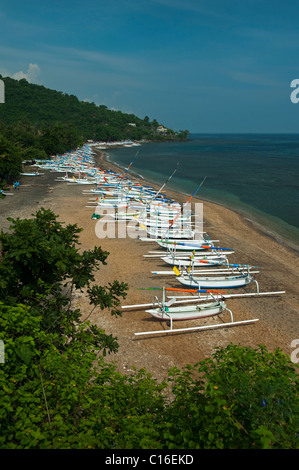 Jemeluk Bay dans la région d'Amed de Bali, Indonésie, est plein de bateaux de pêche traditionnels, appelés Jukung attendent d'aller au travail. Banque D'Images