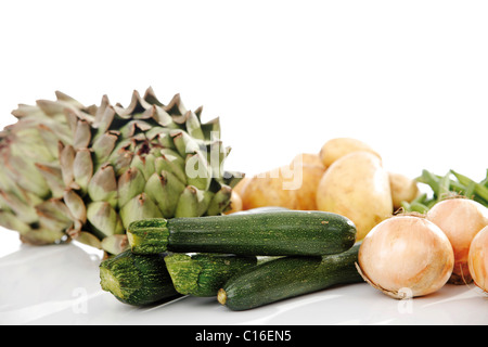 Macédoine de légumes, artichauts, pommes de terre, les courgettes et les oignons Banque D'Images