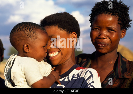 Bushman, tribu de femmes et d'enfant, San Calahari Désert, Botswana, Africa Banque D'Images