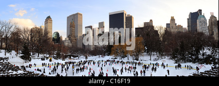 Les gens patiner sur glace avec Noël blanc dans Central Park patinoire bienvenue la nouvelle année de 2010, Manhattan, New York. Banque D'Images