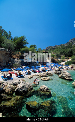 Transats sur la plage, dans la baie d'Anthony Quinn près de Faliraki, Rhodes, Dodécanèse, Grèce, Europe Banque D'Images