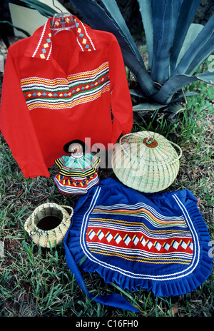 Miccosukee traditionnel et l'artisanat et de vêtements indiens Séminoles affiché dans un village tribal dans les Everglades de Floride, USA Banque D'Images