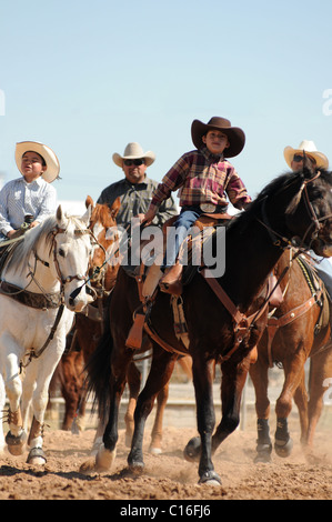 La concurrence des jeunes dans la fiesta de los Buenos Aires, un rodéo annuel de Tucson, Arizona, USA. Banque D'Images