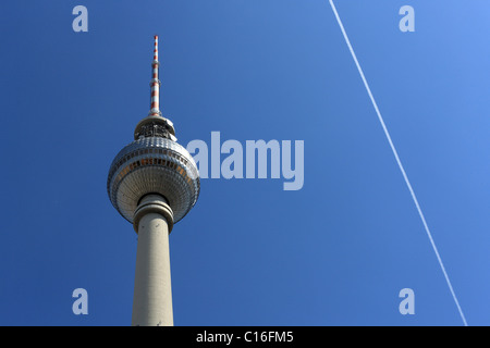 Tour de télévision de Berlin, traînée sur ciel bleu, Berlin, Germany, Europe Banque D'Images