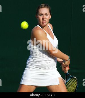 Sally Peers, l'Australie, dans l'action au All England Lawn Tennis Championships, à Wimbledon, Londres, Angleterre. Banque D'Images