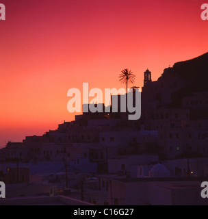 Village au coucher du soleil, Ios, Ios, Cyclades, Grèce Mer Egée du Sud Banque D'Images