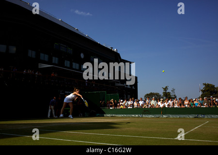 Sally Peers, l'Australie, dans l'action au All England Lawn Tennis Championships, à Wimbledon, Londres, Angleterre. Banque D'Images